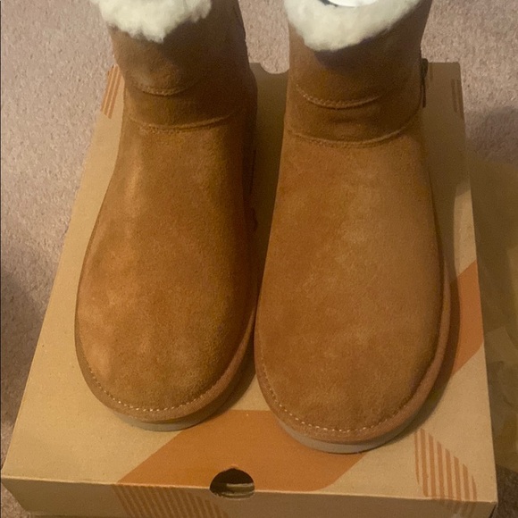 Koolaburra Tan Ankle Boots with Plush Lining and Slip-On Design - Picture 1 of 5